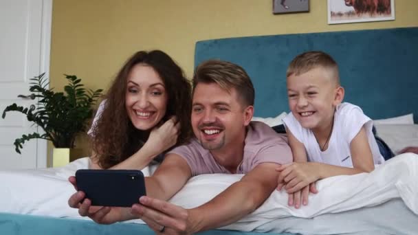 Весела сім'я молодої матері батько і син роблять відеодзвінок — стокове відео