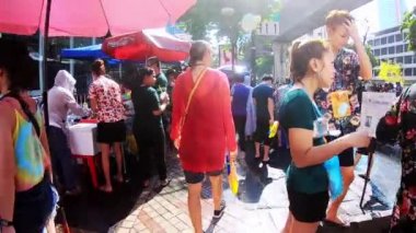 Bangkok, Tayland-14 Nisan 2019: Yerel halk ve turistler Songkran 'ı kutladılar
