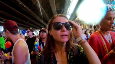 Bangkok, Tayland-14 Nisan 2019: Yerel halk ve turistler Songkran 'ı kutladılar