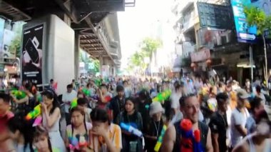 Bangkok, Tayland-14 Nisan 2019: Yerel halk ve turistler Songkran 'ı kutladılar