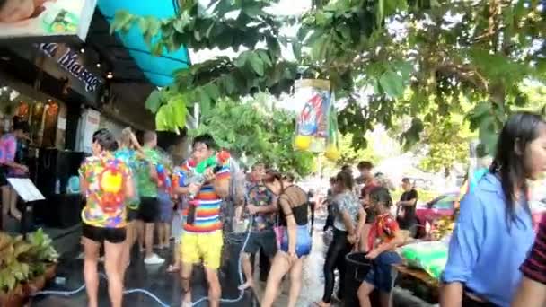 バンコク,タイ- 2019年4月14日:地元の人と観光客がソンクランを祝う — ストック動画