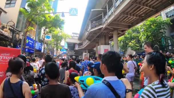 Bangkok, Thaiföld-április 14, 2019: A helyiek és a turisták ünneplik Songkran — Stock videók