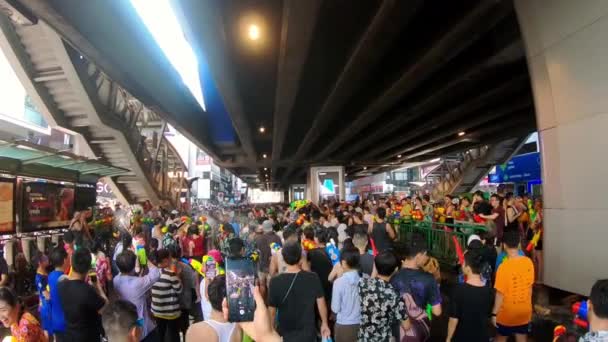 Bangkok, Tailândia-14 de abril de 2019: moradores e turistas celebram Songkran — Vídeo de Stock