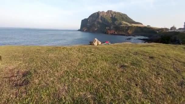 Mulher jovem mochileiro deitado à beira de um penhasco e relaxante — Vídeo de Stock