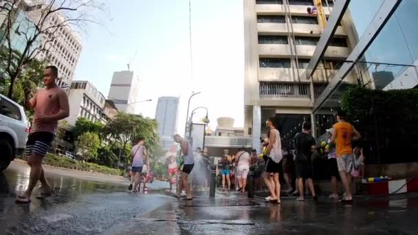 Bangkok, Tailandia-14 de abril de 2019: Locales y turistas celebran Songkran — Vídeos de Stock