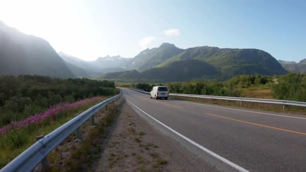 Uitzicht op de prachtige Noorse weg met bergen bij zonsondergang. — Stockvideo