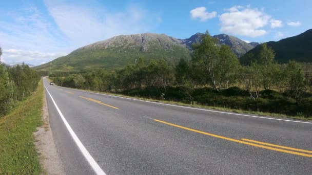 Blick auf die schöne norwegische Straße mit Bergen bei Sonnenuntergang. — Stockvideo