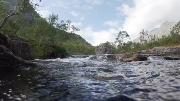 Gyors folyami áramlás hegyi kilátással. Dühöngő hegyi folyó. — Stock videók