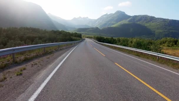 Θέα στον όμορφο νορβηγικό δρόμο με τα βουνά — Αρχείο Βίντεο