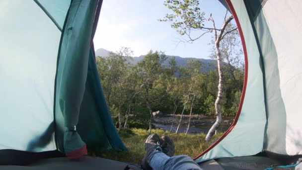 Pov πυροβόλησε, ταξιδιώτη που αναπαύεται σε μια σκηνή με θέα στο ποτάμι στο δάσος. — Αρχείο Βίντεο