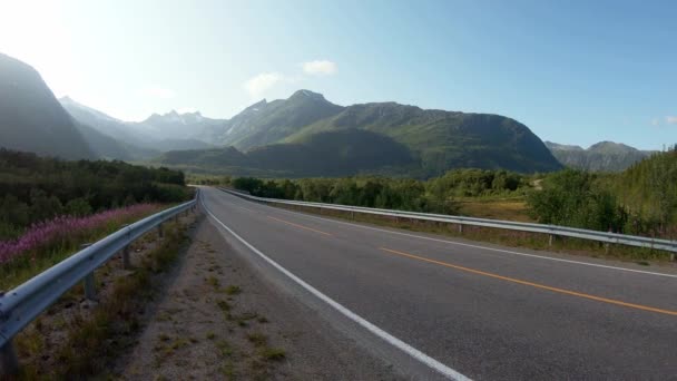 Vista a la hermosa carretera noruega con montañas — Vídeo de stock
