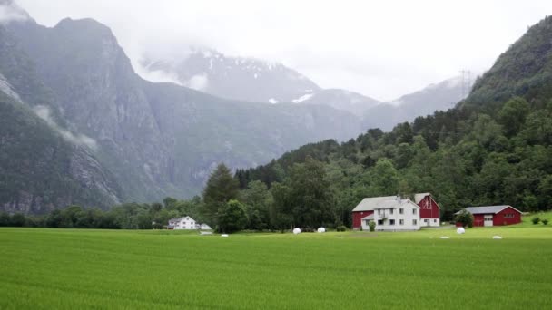 Vista al hermoso valle noruego con las tradicionales casas rojas y blancas — Vídeo de stock