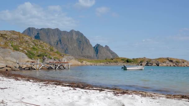 Hermoso paisaje noruego. Un pequeño barco de pesca en el fiordo . — Vídeo de stock