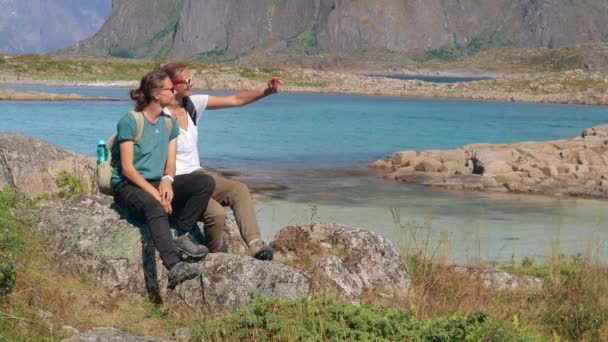 Dos blogueras jóvenes tomando una selfie con vista a un smartphone . — Vídeos de Stock