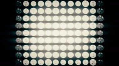  Vj projektörünün parlak ışıkları açılıp kapanıyor. Disko gece kulübü ışıkları matrisi.