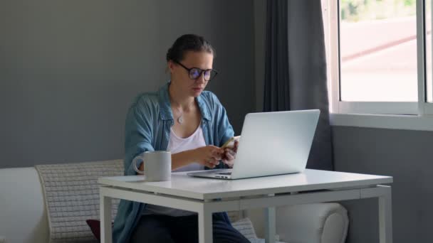 Joven mujer seria con gafas trabajando en la computadora. Sentirse cansado . — Vídeos de Stock