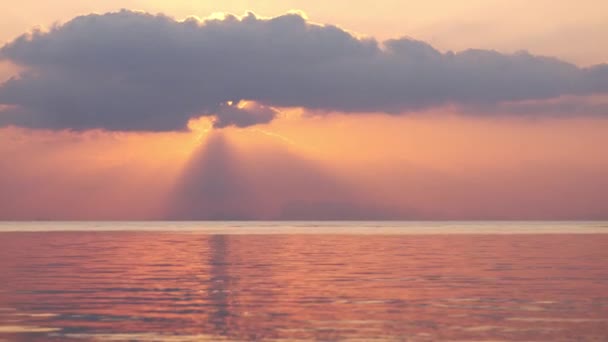 Hermosa puesta de sol rosa en el mar . — Vídeos de Stock