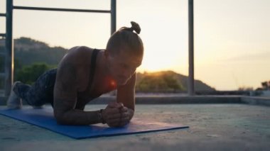 Spor salonunda spor yapan bir sporcu. Kuvvet ve motivasyon.