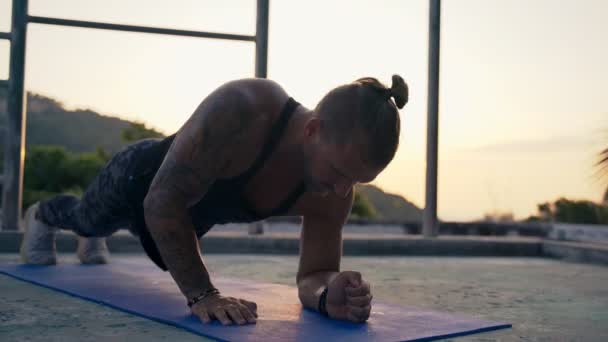 Un atleta che lavora in una palestra all'aperto. Forza e motivazione . — Video Stock