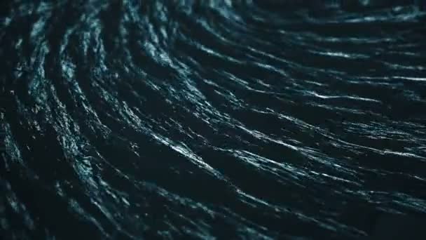 Gros plan de la surface de l'eau bleu profond avec de petites ondulations . — Video