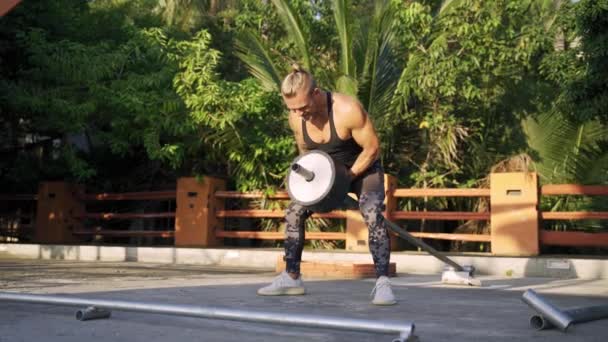 Hombre atlético haciendo ejercicio en un gimnasio al aire libre. Fuerza y motivación . — Vídeos de Stock