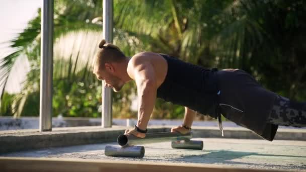Hombre atlético haciendo ejercicio en un gimnasio al aire libre. Fuerza y motivación . — Vídeo de stock