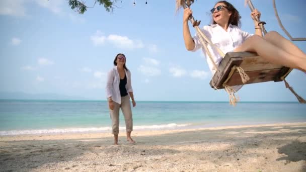 Jeune couple lesbien joyeux s'amuser sur la plage — Video