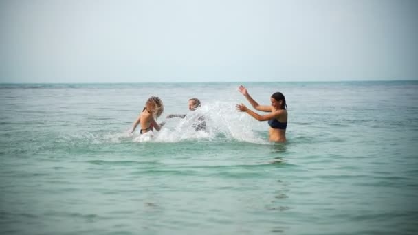 Friends splashing in the water. — Stok video