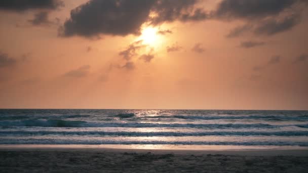 Beau lever de soleil à la mer. — Video