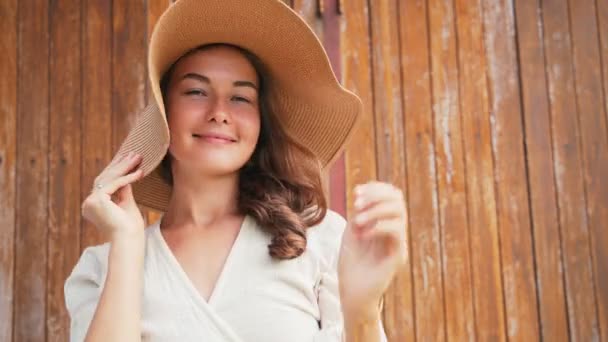 Portrait of a young cheerful caucasian woman in a big straw hat — Stock Video