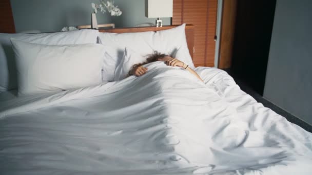 Молодая белая женщина спит в постели беспокойно . — стоковое видео