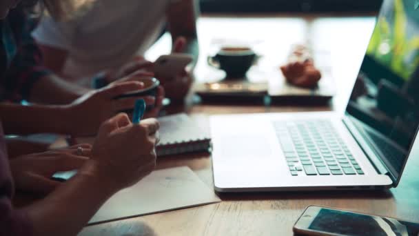 Fechar tiro de uma mesa com um computador portátil no coworking . — Vídeo de Stock