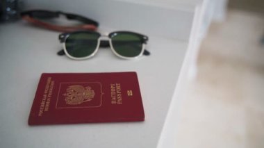 Bir Rus Federasyonu vatandaşının yabancı pasaportu çekmeceye konur.
