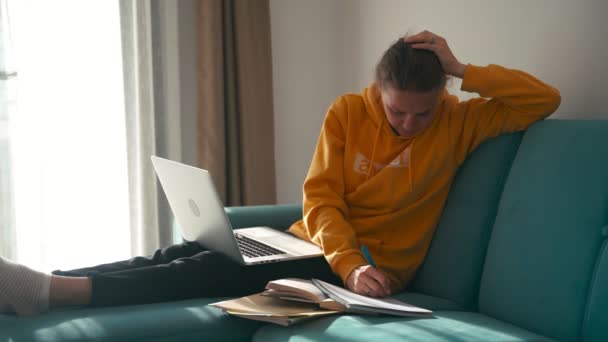 Een jonge depressieve student die zich thuis voorbereidt op examens. — Stockvideo