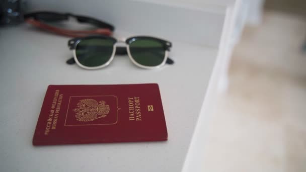 Zagraniczny paszport obywatela Federacji Rosyjskiej jest umieszczany w szufladzie — Wideo stockowe