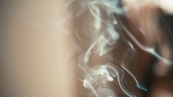 Close-up shot van een aromatische stok branden met mooie witte rook. — Stockvideo