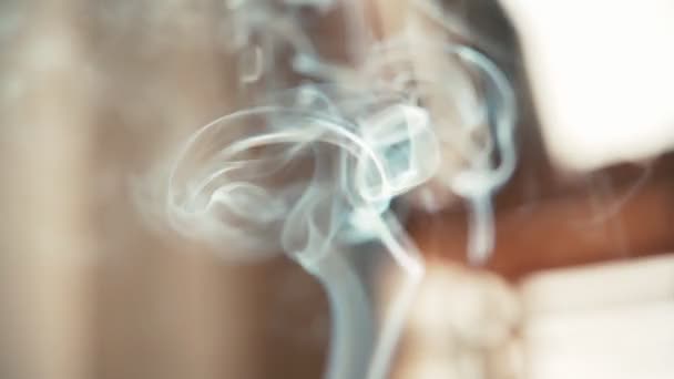 Nahaufnahme eines aromatischen Stockes, der mit schönem weißen Rauch brennt. — Stockvideo