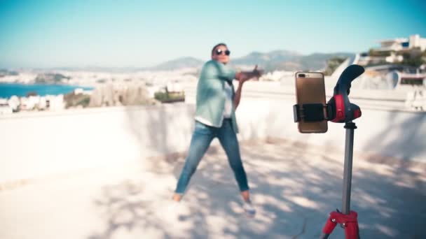Mladá atraktivní žena dělá on-line kurz tance pro sociální sítě — Stock video