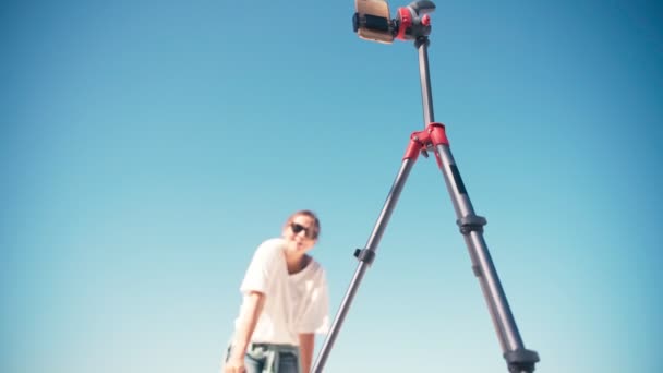 Een jonge aantrekkelijke vrouw die online dansles geeft voor het sociale netwerk — Stockvideo