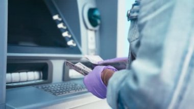 Kadınların elleri koruyucu lateks eldivenler içinde dolar sayıyor.