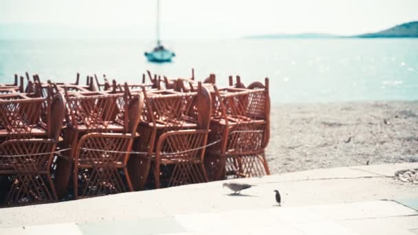 Montón de sillas en la playa vacía . — Vídeos de Stock