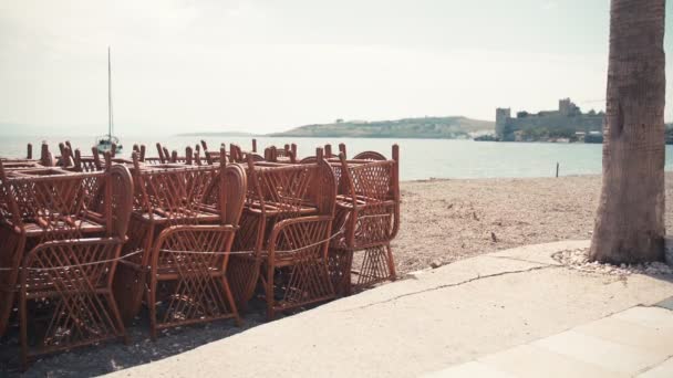 Стек стільців на порожньому пляжі . — стокове відео