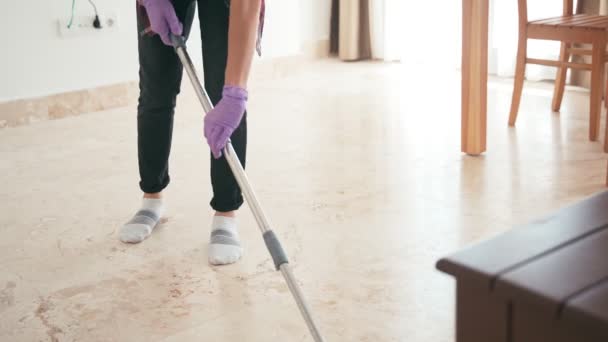 Un primer plano de las manos de una mujer con guantes protectores limpiando la sala de estar — Vídeo de stock