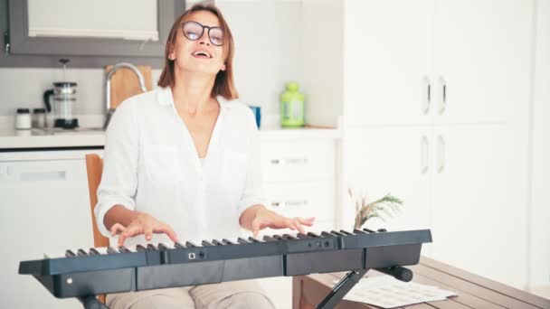 Giovane donna adulta insegnante di musica registrazione video per il corso online . — Video Stock