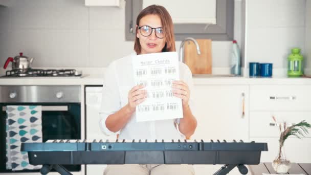 Jeune femme adulte professeur de musique enregistrement vidéo pour le cours en ligne . — Video