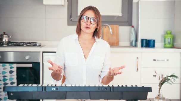 Jonge volwassen vrouw muziek leraar opname video voor de online cursus. — Stockvideo