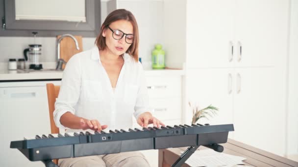 Молода доросла жінка вчителька музики записує відео для онлайн-курсу . — стокове відео