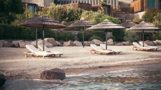 Coup de main de chaises longues vides sur la plage de l'hôtel de luxe. Personne. . — Video