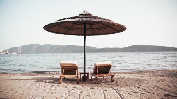 Coup de main de chaises longues vides sur la plage de l'hôtel de luxe. Personne. . — Video