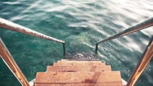 Escaleras de madera con pasamanos reflectantes de acero — Vídeos de Stock